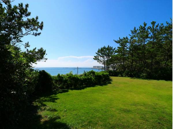 葉山しおさい公園まで徒歩10分（約750m）