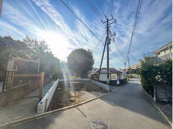 モダンな外観が目を惹きそうな落ち着いた住宅街