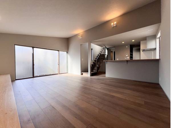 洗練された美しさを纏う24帖超のLDKは勾配天井で開放的