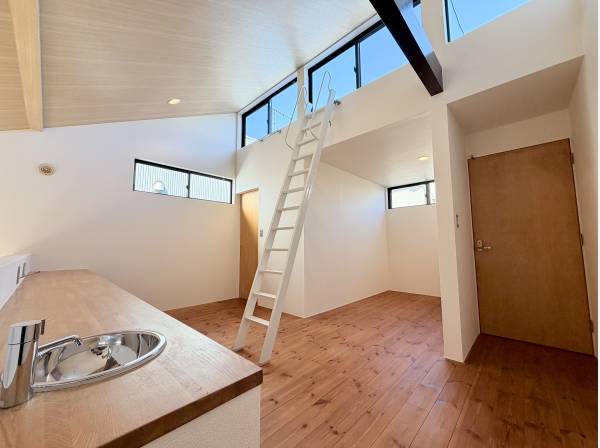 2階カウンターテーブル付き洋室。窓から光が差し込み明るい空間