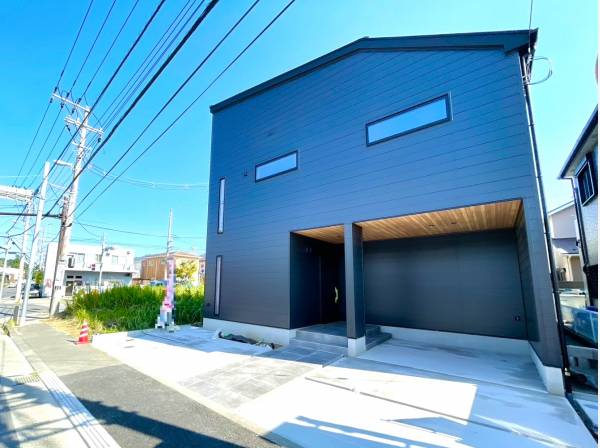 こだわりが光るデザイナーズ住宅。スタイリッシュな外観が街並みに映えます
