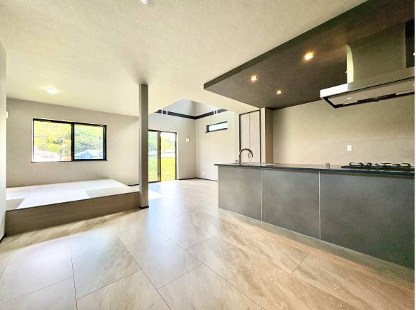 開放的なLDKです。外からの目線が気にならない開放的な眺望です。