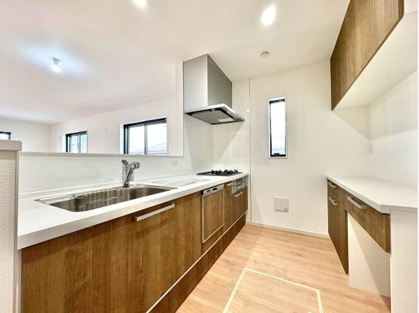 対面式システムキッチンはカップボード付きです。