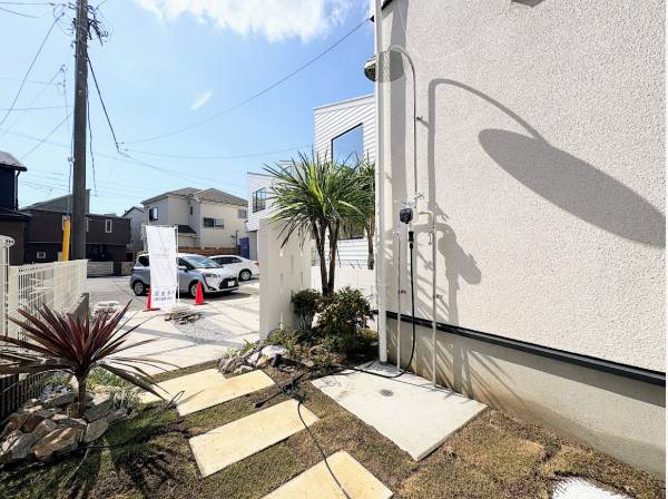 カルフォルニアをイメージしたロックガーデン、サーファーに嬉しいシャワー