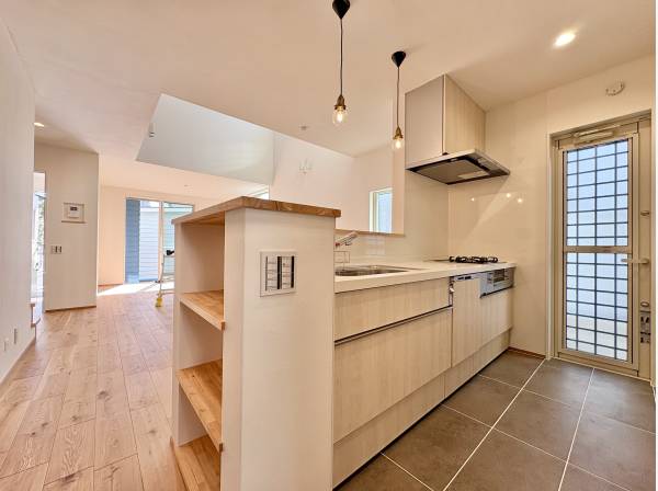 「私もお手伝いする！」子供たちの好奇心を引き出すオープンなキッチン。