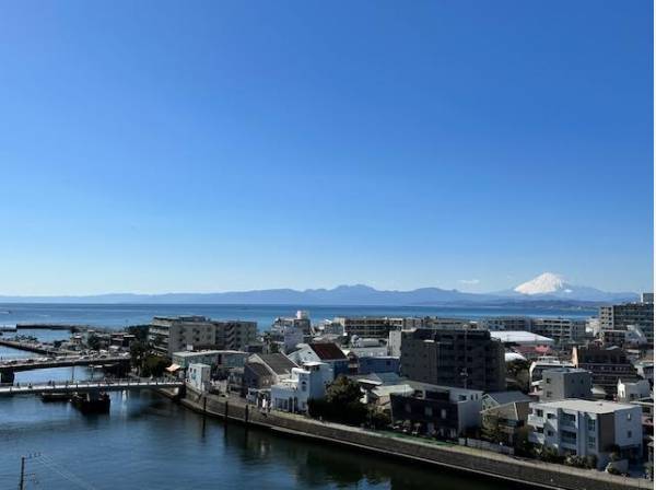 バルコニーから富士山と海が一望できますよ。
