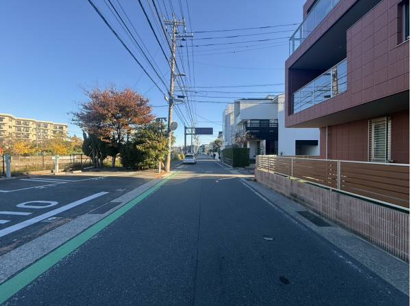 前面道路も広々です！