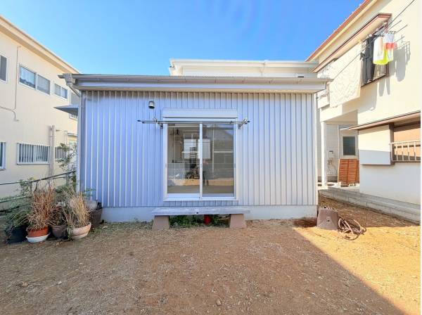 正面から見た建物外観