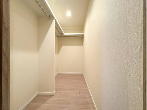 奥行きたっぷりのWICはアウトドア用品なども余裕で収納できます