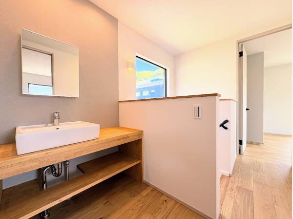 二階にもサニタリーがございます、忙しい朝には嬉しい造りです