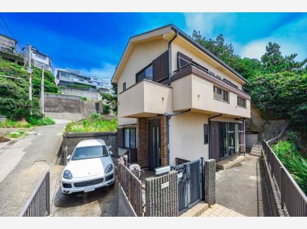 カースペースは1台分。渋滞を避けたい場合は、坂を下りてくるルートでも。