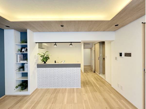 対面式のキッチン。キッチンのクロスも新規張替え