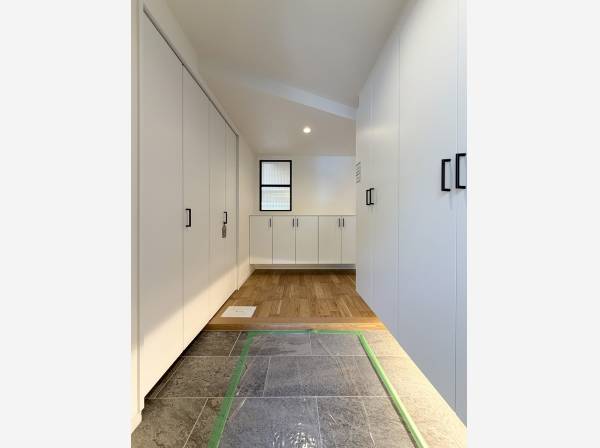 視界に入る壁全てに収納が！綺麗な空間を保てそうですね