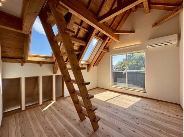 木の構造美と光が織りなす、唯一無二の上質な住空間。