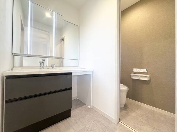 落ち着いた色調でまとめられたサニタリールーム