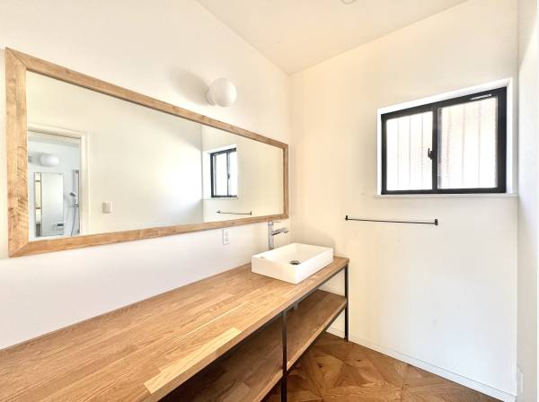 朝の身支度が、少し好きになる。木の質感が心地いい造作洗面。