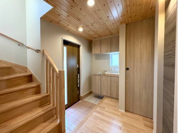 玄関エントランスも木の温もりを感じます。