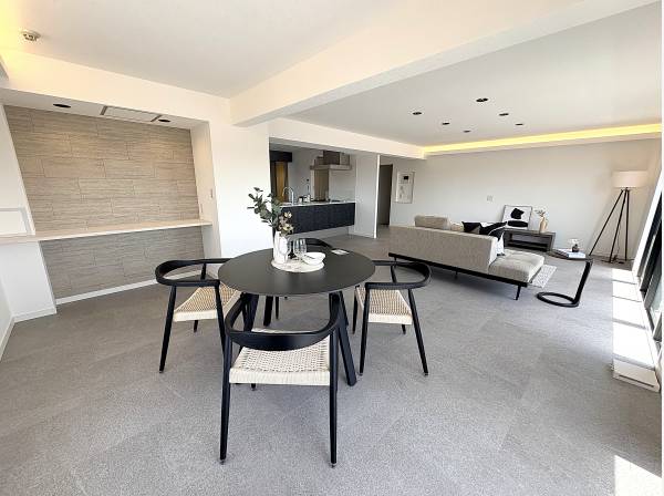 大きな窓からは自然光がたっぷりと降り注ぎます