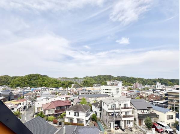 高台から抜け感ある開放的な眺望を望みます。