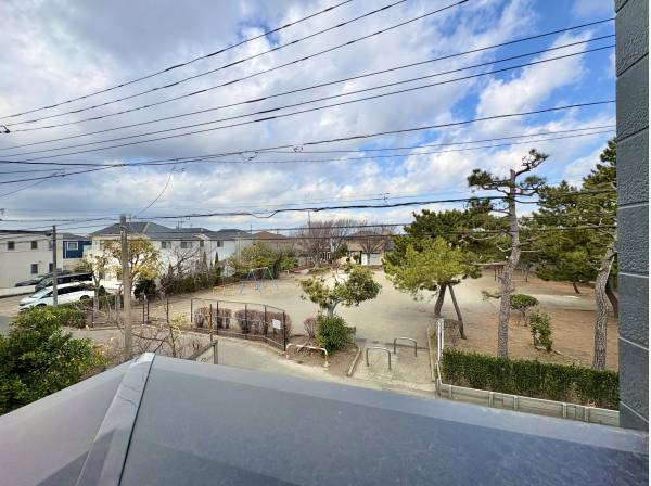 バルコニーから周りを見渡すと遮るものもなく気持ちのいい景色です。