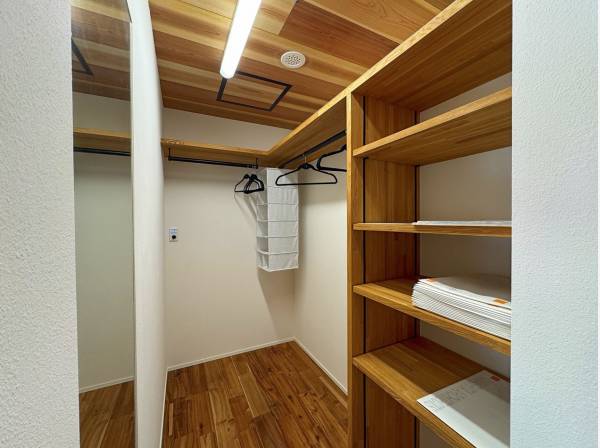主寝室の収納です