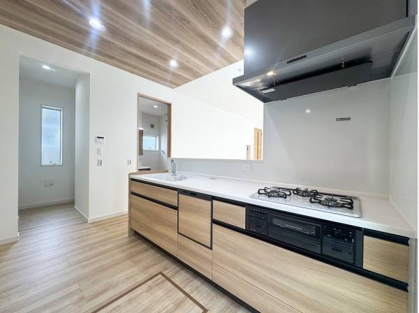 キッチンはウッディな質感で纏められお洒落な雰囲気