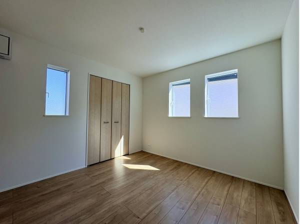 小窓からの光が心地よい。収納力もバッチリな快適プライベート空間