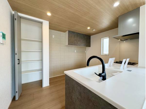 キッチン背面には収納棚完備！