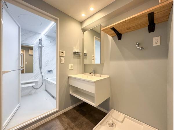 造作洗面台やシェルフがおしゃれなパウダールーム