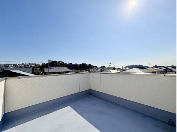 日当たり良好。江の島を一望できる贅沢なルーフバルコニー