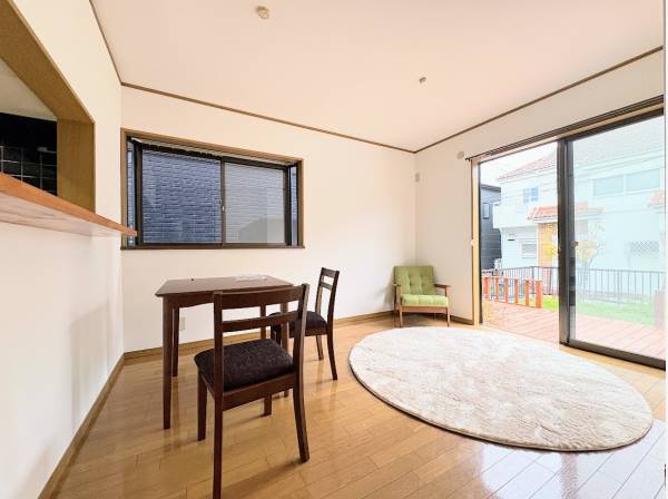 ウッドデッキへとつながるLDK