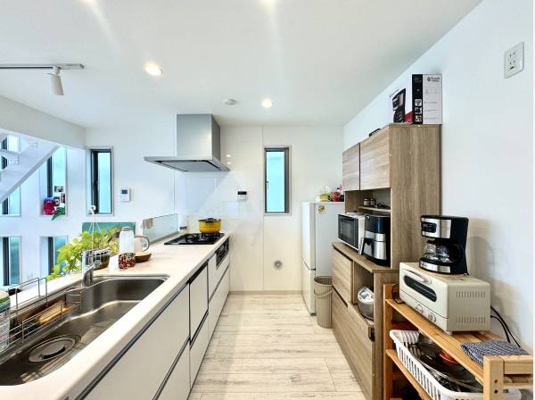 全体を見渡すオープントップのキッチン