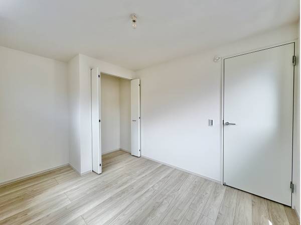 各居室には収納力のあるクローゼットを完備しております