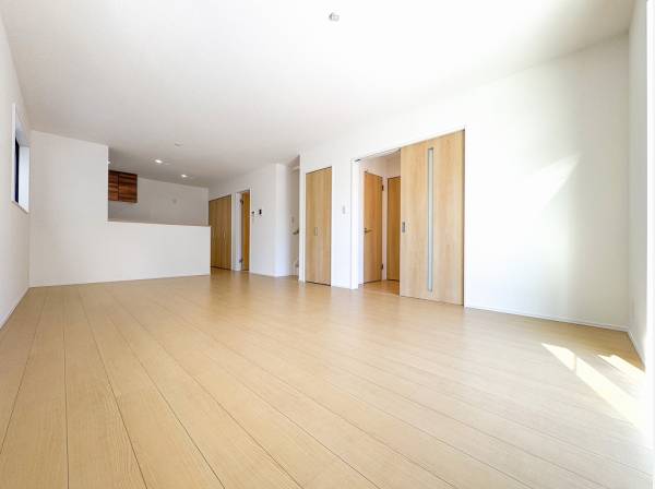 木の温もりが広がるLDKは19帖超と広々