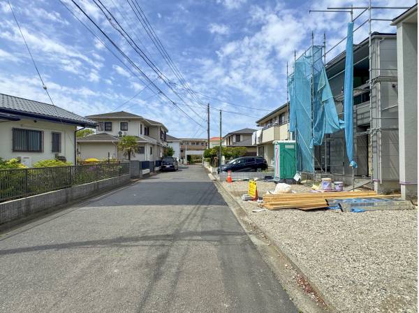 前面道路の様子。高い建物が無いだけでこれだけ広く空が見えるとは。