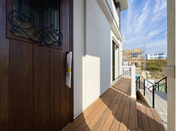 玄関前にはちょっとしたウッドデッキスペースがございます