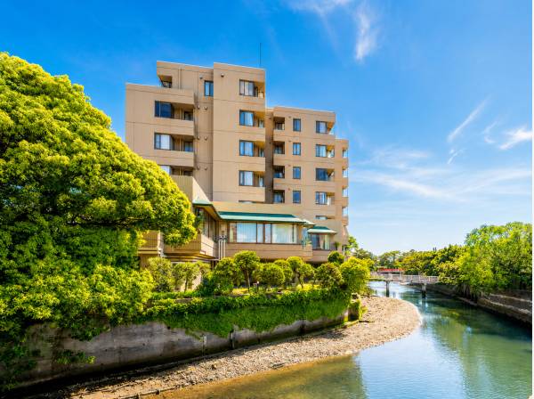 緑と水辺に包まれた森戸海岸のレジデンス。葉山らしい穏やかな空気感。