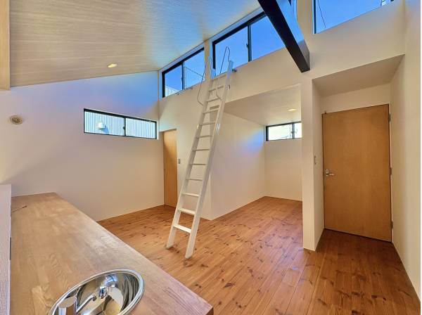 居室には爽やかな風をたっぷりと取り込み気持ちの良い朝を迎えられそう。