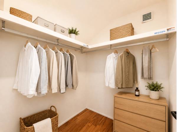 お気に入りの服を美しく収納できる、大容量ウォークインクローゼット。