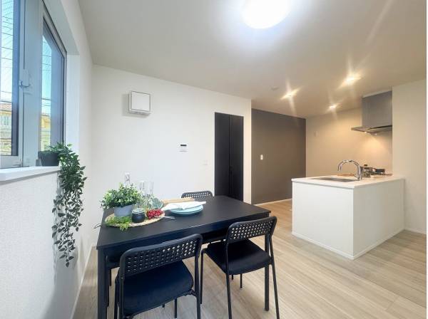 キッチンから横へ流れるように繋がるダイニング