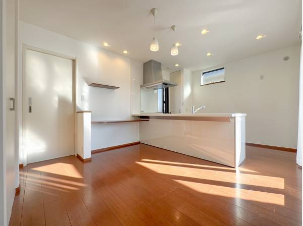 家事をしながら見守れるカウンターはお子様のホームワークなどにおすすめ