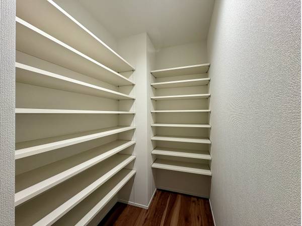 収納たっぷりのパントリー