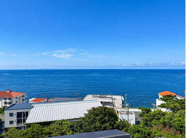 高台から水平線を望む、秋谷ならではのオーシャンビュー。