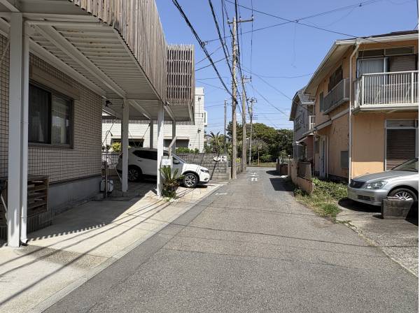 カースペースは２台分。前面道路もしっかりと広さがあります