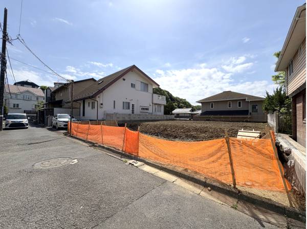 ゆとりある敷地には複数台のカースペース。広いお庭も叶えられそうです