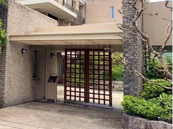 緑が迎えてくれる安心のオートロック付き入口