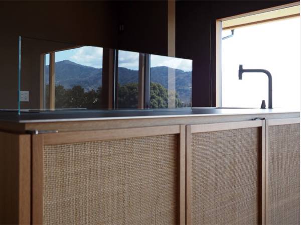 海と山の景色を愉しむアイランド型オーダーキッチン