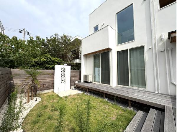 ゆったりとしたお庭もございます/湘南らしく外シャワーも完備