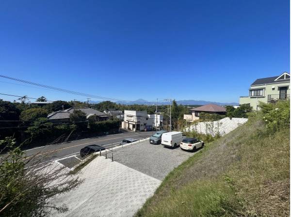 現状、駐車場です
