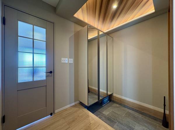 ニューレトロスタイルホールは姿見収納の他、W.Iクローク付き！
